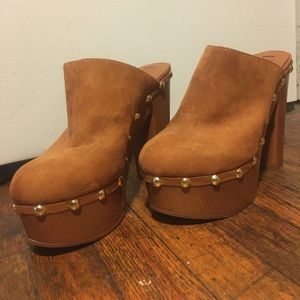 Platform studded clogs